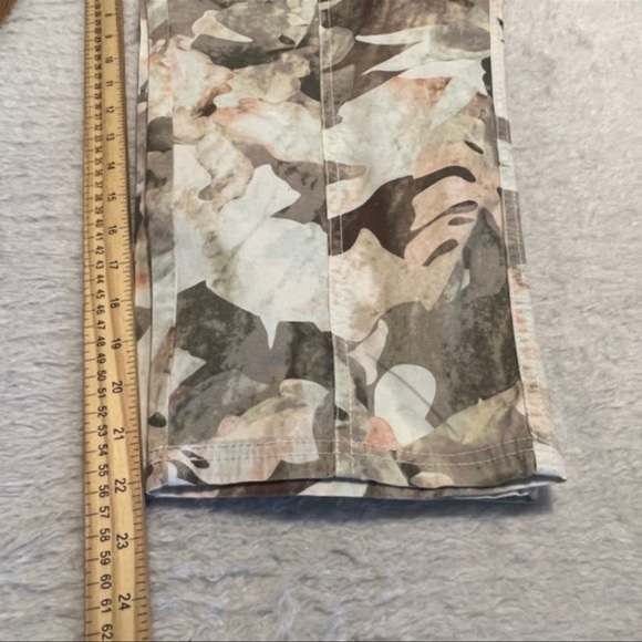 Chicos Womens Camo Cargo Pocket Mid Rise Capri Cropped Pants Stretch Sz 14 - Picture 4 of 7
